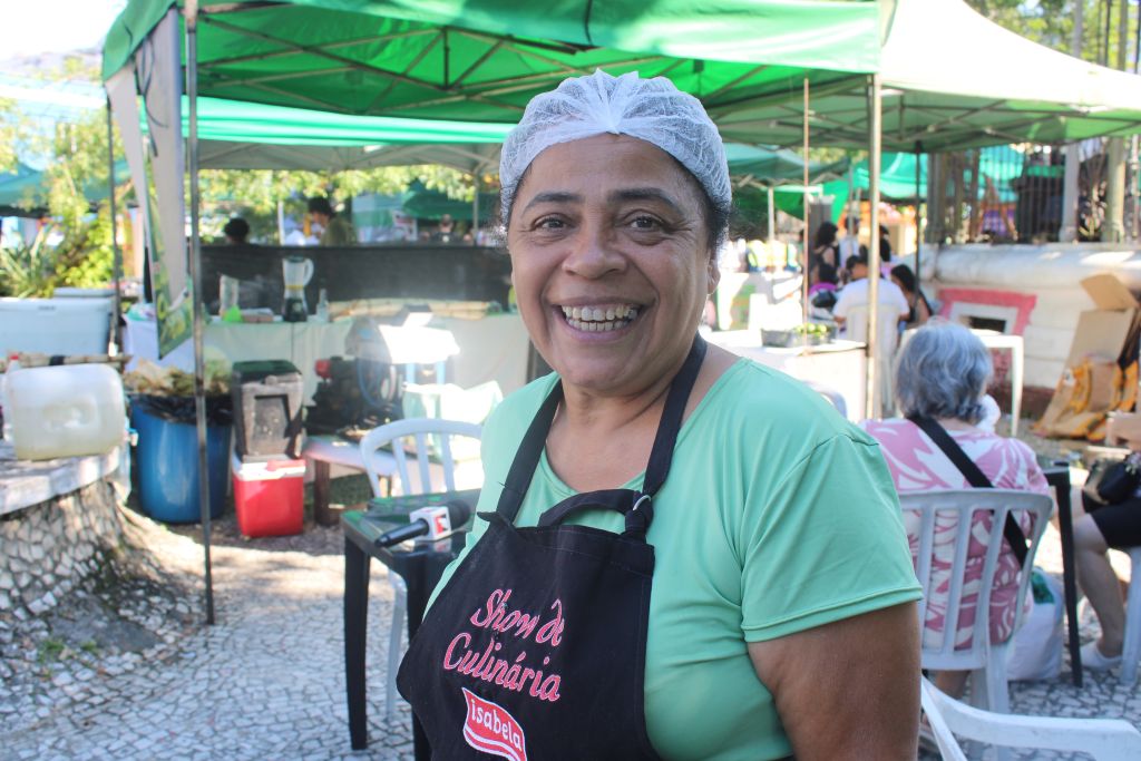 Para a feirante Cidré Amélia de Souza, que comercializa caldo de cana, o fluxo de pessoas, além de eclético, tem sido positivo (Foto: Folha do Litoral News)