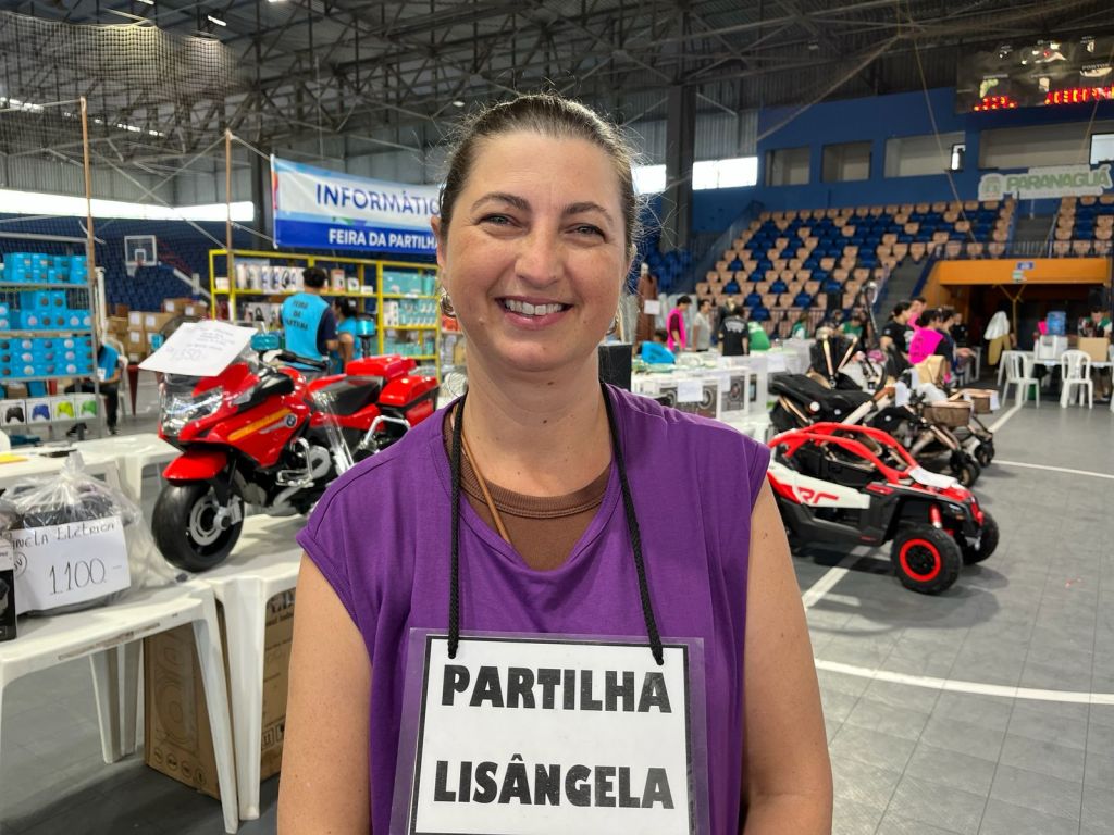 Uma das coordenadoras da Feira da Partilha, Lisangela Fagundes Faucz, explica que, em 2026, haverá apenas esta edição do evento e destacou como estão os preparativos para a realização da feira (Foto: Folha do Litoral News)
