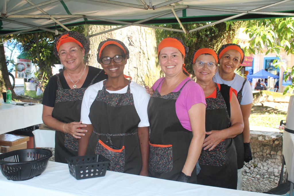 Comercializando os tradicionais pastéis, a feirante Angelita Duniela dos Santos conta que atua no local há cerca de 12 anos  (Foto: Folha do Litoral News)