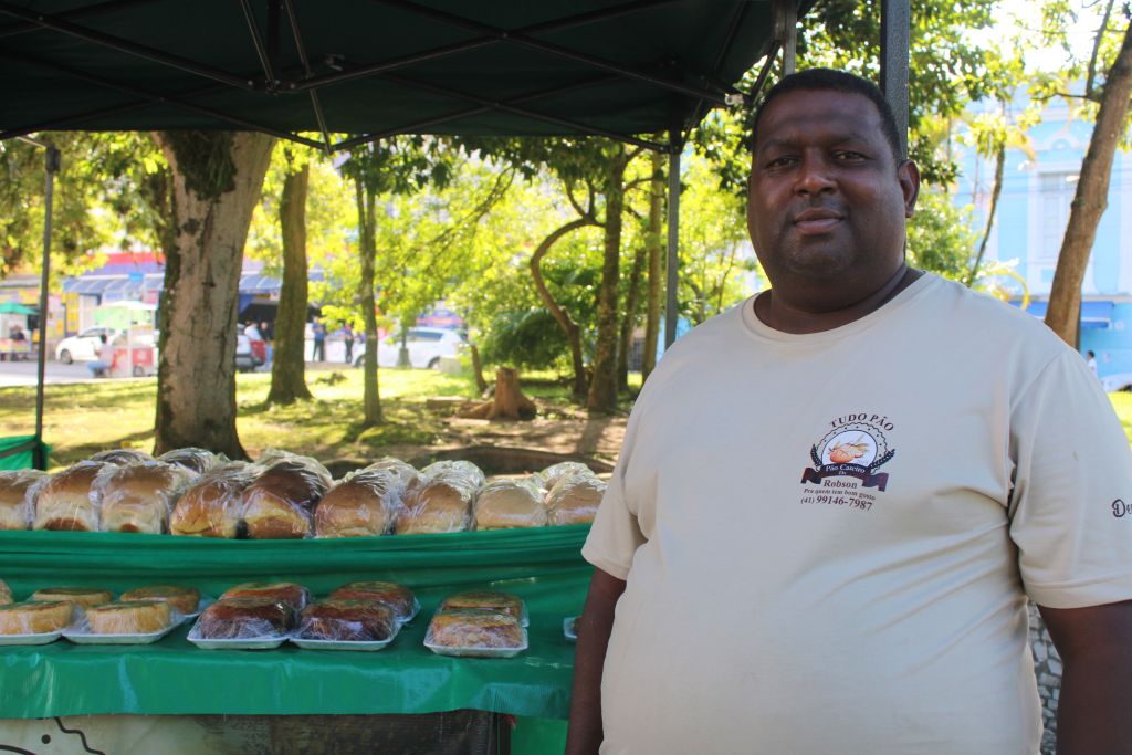 Para o feirante Robson da Silva, mais conhecido como “Robson do Pão”, o movimento na Praça Fernando Amaro é dinâmico (Foto: Folha do Litoral News)