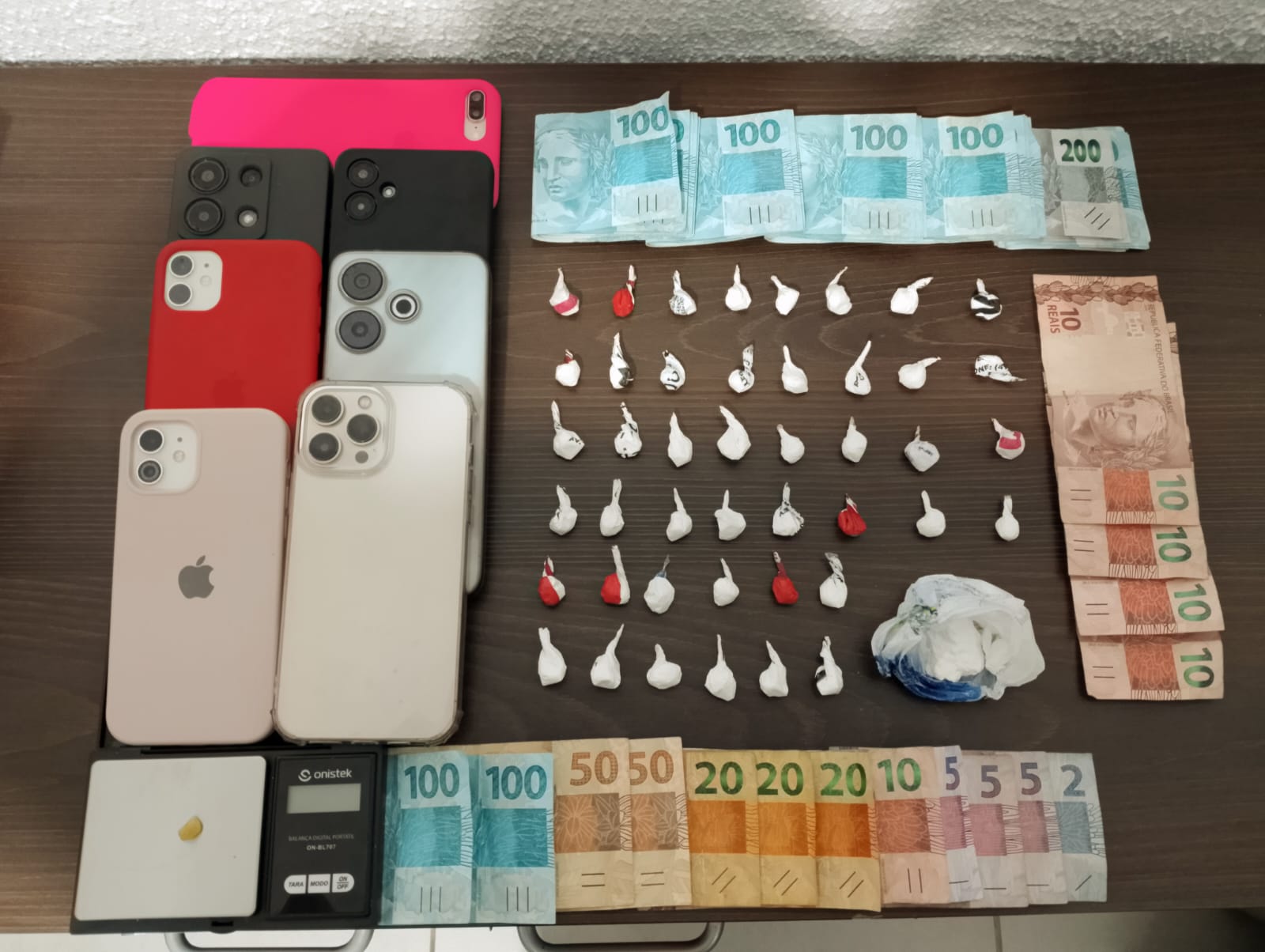 PM captura foragido da Justiça e prende mulher suspeita de envolvimento com o tráfico de entorpecentes em Morretes 1 Durante a abordagem policial foram apreendidas várias porções de cocaína, uma pedra de crack, uma balança de precisão, celulares e certa quantia em dinheiro (Foto: PMPR)