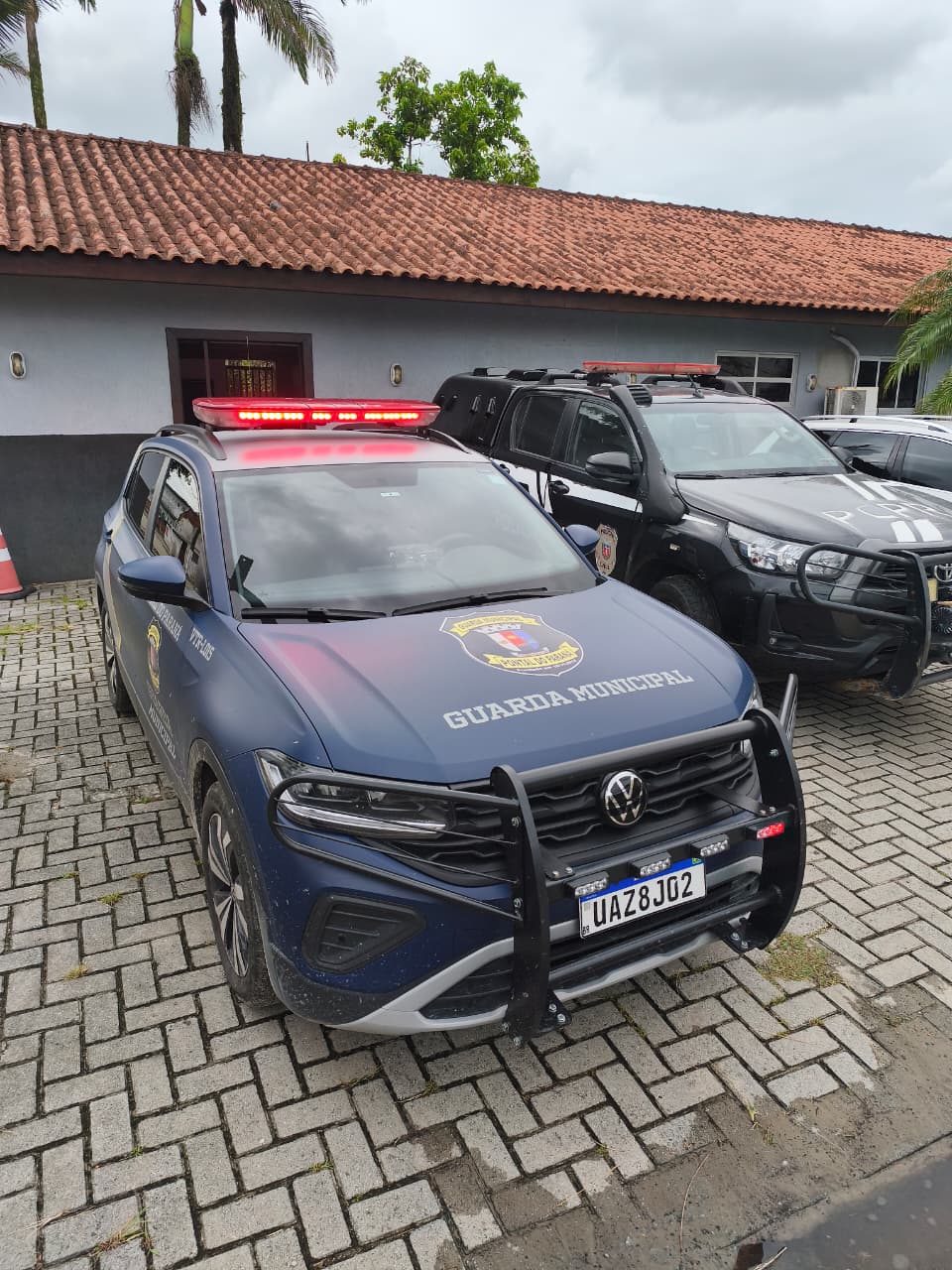 Mulher acusada de injúria e desacato dentro de unidade de saúde de Pontal do Paraná é presa pela GCM 1 Acusada de injúria, com elemento discriminatório e desacato, a mulher foi levada para a Delegacia da Polícia Civil (Foto: GCM de Pontal do Paraná)