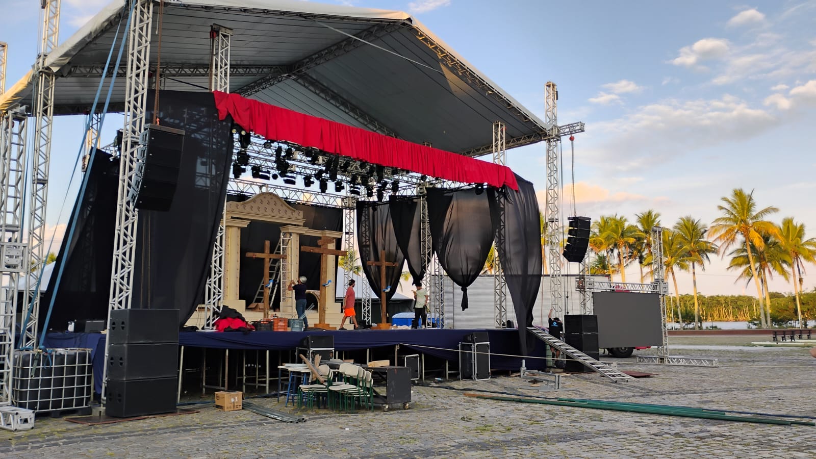 Montagem do palco em que acontecerá a Paixão de Cristo ocorreu nesta sexta-feira, 2 (Foto: Folha do Litoral News)