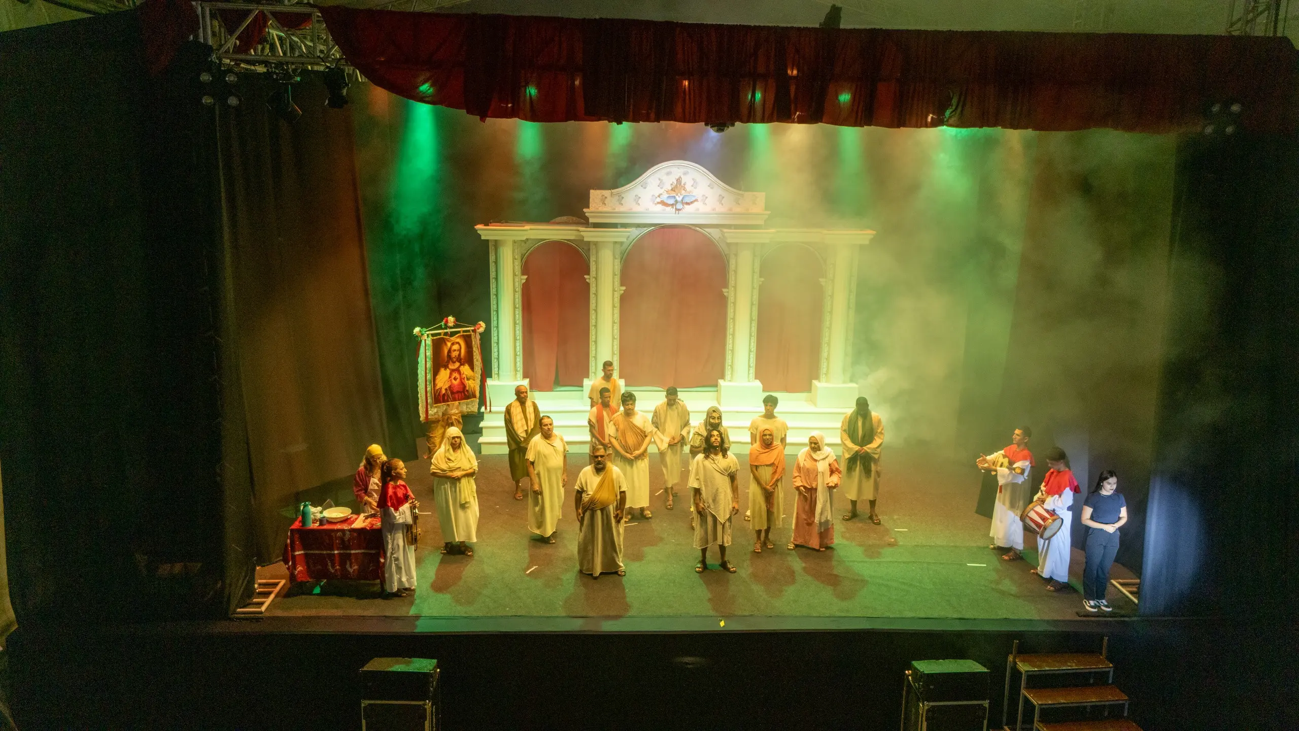 Paixão de Cristo Caiçara resgata religiosidade e tradição em Paranaguá 1 Com uma linguagem lúdica e sensível, a companhia adaptou a tradicional história da Paixão de Cristo ao universo caiçara, por meio de um tocante diálogo entre avó e neta (Foto: Wilson Leandro /Moyses Zanardo - Prefeitura de Paranaguá)