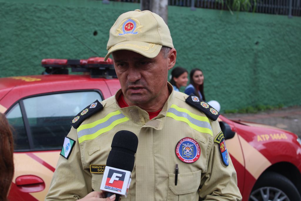 Após incêndio, alunos e professores prestam homenagem ao Instituto de Educação em Paranaguá 2 “No dia de hoje o Corpo de Bombeiros está passando a estrutura para a Polícia Científica que vai conduzir agora as investigações, os laudos periciais que muito provavelmente eles vão produzir”, afirma o Tenente-Coronel Douglas, comandante do 8.º Batalhão de Bombeiro Militar de Paranaguá