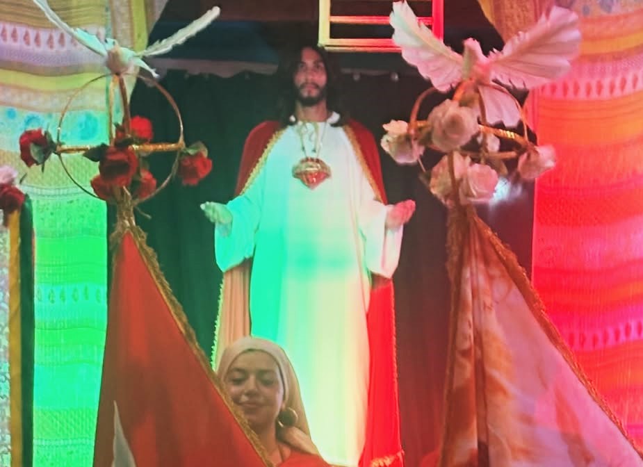 Segundo o município, ao todo, 40 artistas participam da montagem, que traz uma releitura da história de Jesus a partir da cultura caiçara (Foto: Prefeitura de Paranaguá - Associação Mandicuera)