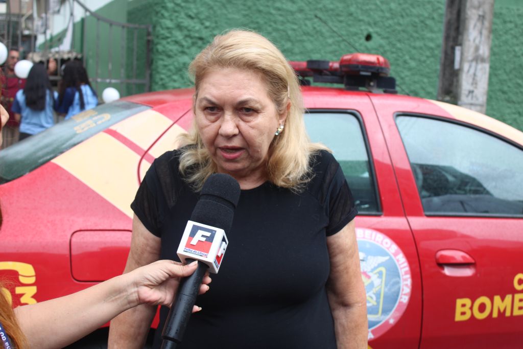 Após incêndio, alunos e professores prestam homenagem ao Instituto de Educação em Paranaguá 3 “Nós perdemos o baluarte da educação parnanguara”, ressalta a professora Elaine Bestana Gimenez, ex-diretora do IEE