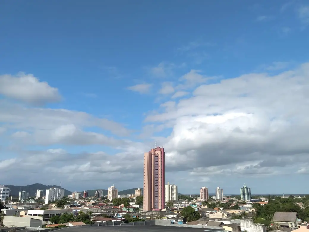Deslocamento de frente fria deve deixar tempo instável no litoral do Paraná nesta quarta-feira 1 No litoral, as mínimas ficam um pouco mais elevadas, próximas dos 19.°C na sexta-feira (Foto: Folha do Litoral News)