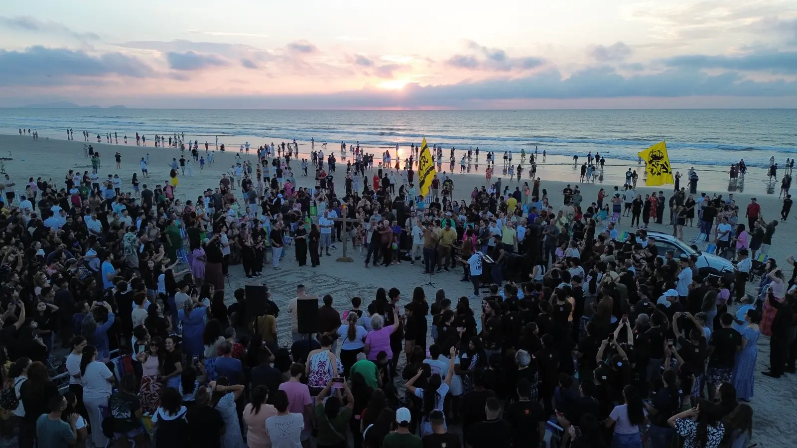 Amanhecer de Páscoa reúne igrejas e marca celebração inédita no litoral do Paraná 1 FOTO 01 2026 04 06T175203.409