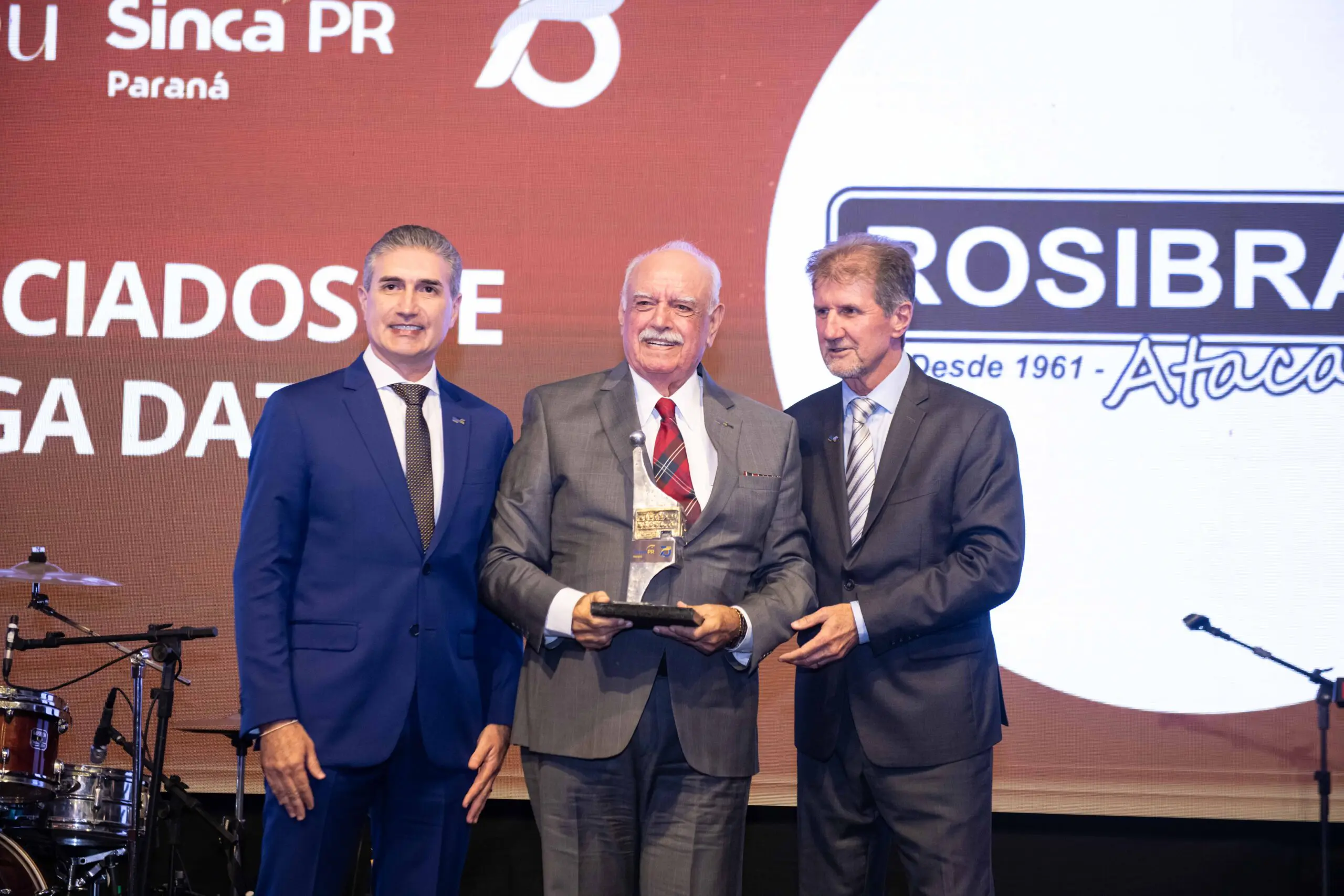Rosibrás Atacadista é homenageada nos 70 anos do Sinca PR e destaca trajetória de dedicação ao setor 1 FOTO 01 2026 04 15T145922.292