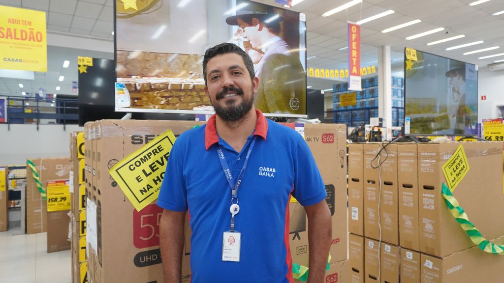 O vendedor da Casas Bahia em Paranaguá, Edvaldo Celestino de Araújo, destaca que a expectativa é de fluxo alto nas vendas nos próximos dias (Foto: Folha do Litoral News)