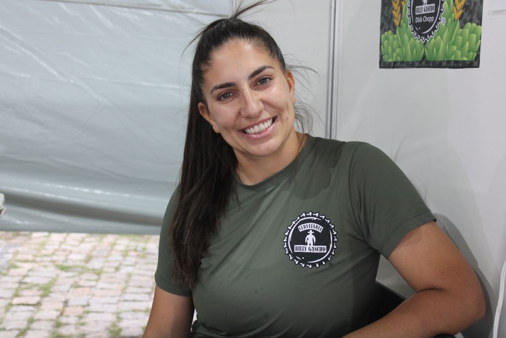 Com 10 cervejarias participantes, 3.º Festival da Cerveja Artesanal movimenta fim de semana em Paranaguá 3 “O público aprecia muito e cerveja artesanal aqui em Paranaguá”, destaca Jaqueline Oliveira, proprietária da cervejaria Billy Gancho, em Matinhos, e que participa pela primeira vez do Festival da Cerveja Artesanal de Paranaguá (Foto: Folha do Litoral News)