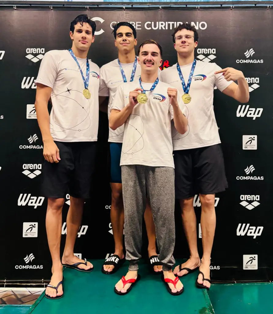 Equipe DKM Sports campeã nos revezamentos 4x100 livre e 4x100 Medley. João Liebl, Rafael Pasqual, Pietro Mussoi e Pedro Liebl (Foto: Grazielle Lobo Mussoi)