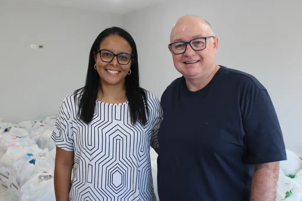 “Esses kits estão muito bem montados, muito bem elaborados, e esperamos que venham abençoar essas famílias”, ressaltou o vereador Adalberto Araújo, presidente da Câmara de Paranaguá (Foto: Folha do Litoral News)