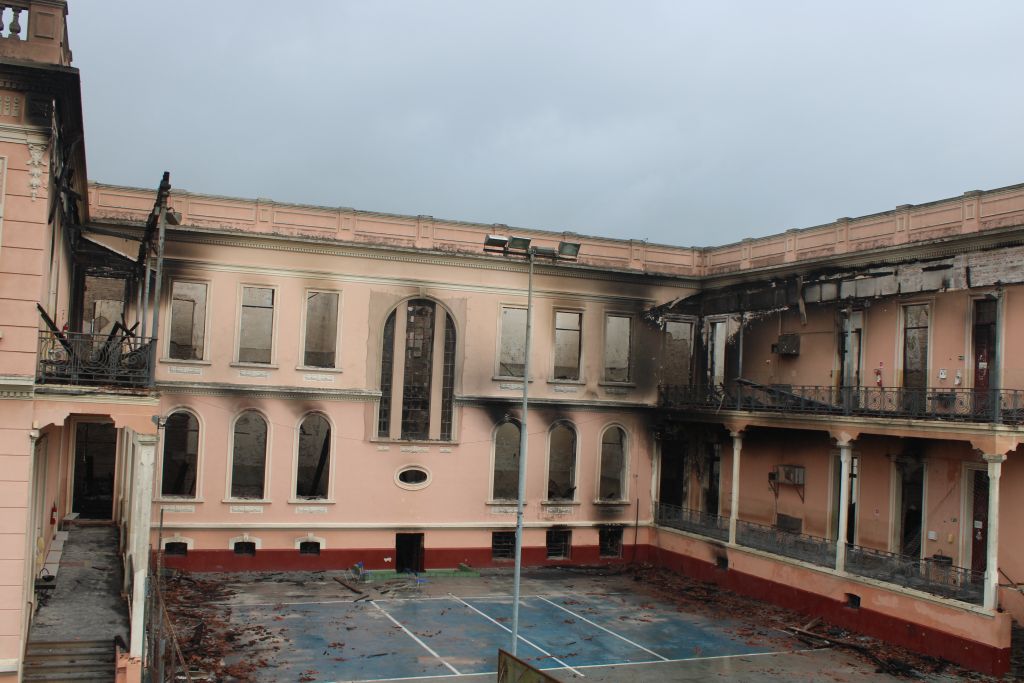 Após incêndio, alunos e professores prestam homenagem ao Instituto de Educação em Paranaguá 6 Foto 1 14