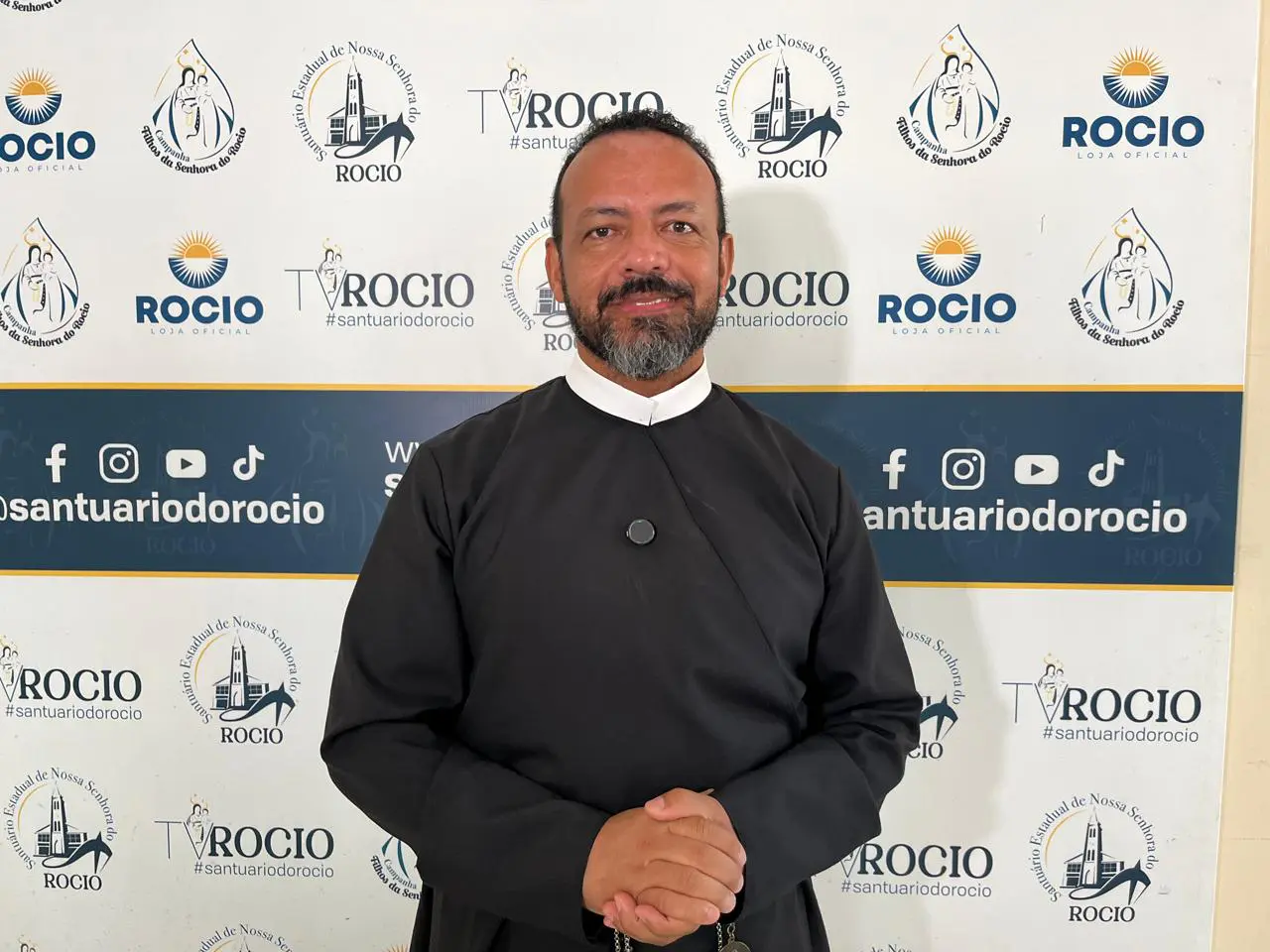 “Está tudo preparado para a terceira edição da festa e queremos convidar a todos para participar. Teremos uma vasta programação: praça de alimentação, apresentações culturais, celebrações, missas, novenas, bênçãos e a premiação de mães inspiradoras da nossa cidade, com histórias tão bonitas que temos aqui”, afirma o reitor do Santuário do Rocio, padre Dirson Gonçalves