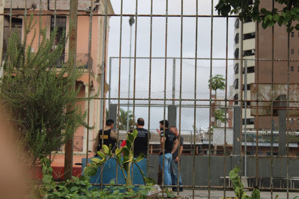 Após incêndio, alunos e professores prestam homenagem ao Instituto de Educação em Paranaguá 5 IMG 5638