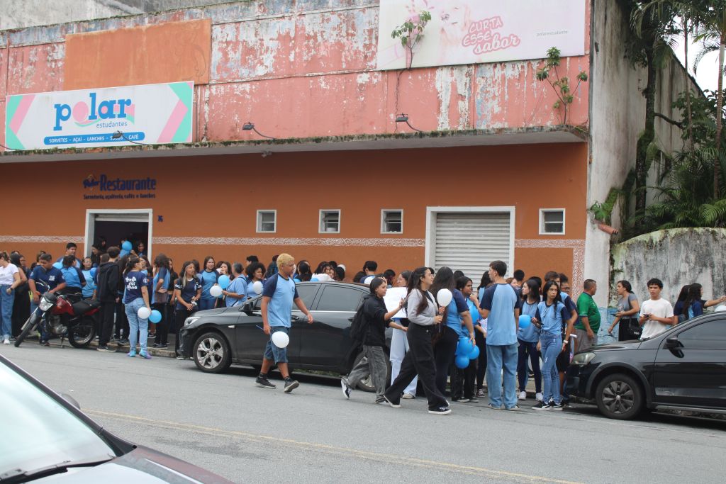 Após incêndio, alunos e professores prestam homenagem ao Instituto de Educação em Paranaguá 4 IMG 5640