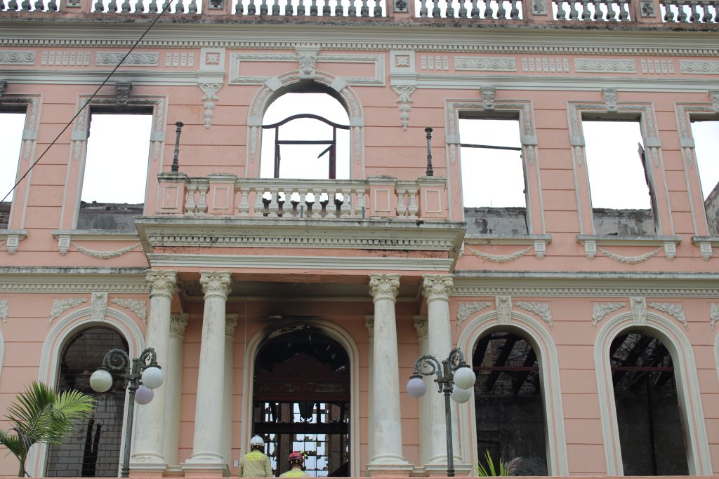 Após incêndio, alunos e professores prestam homenagem ao Instituto de Educação em Paranaguá 18 IMG 5641
