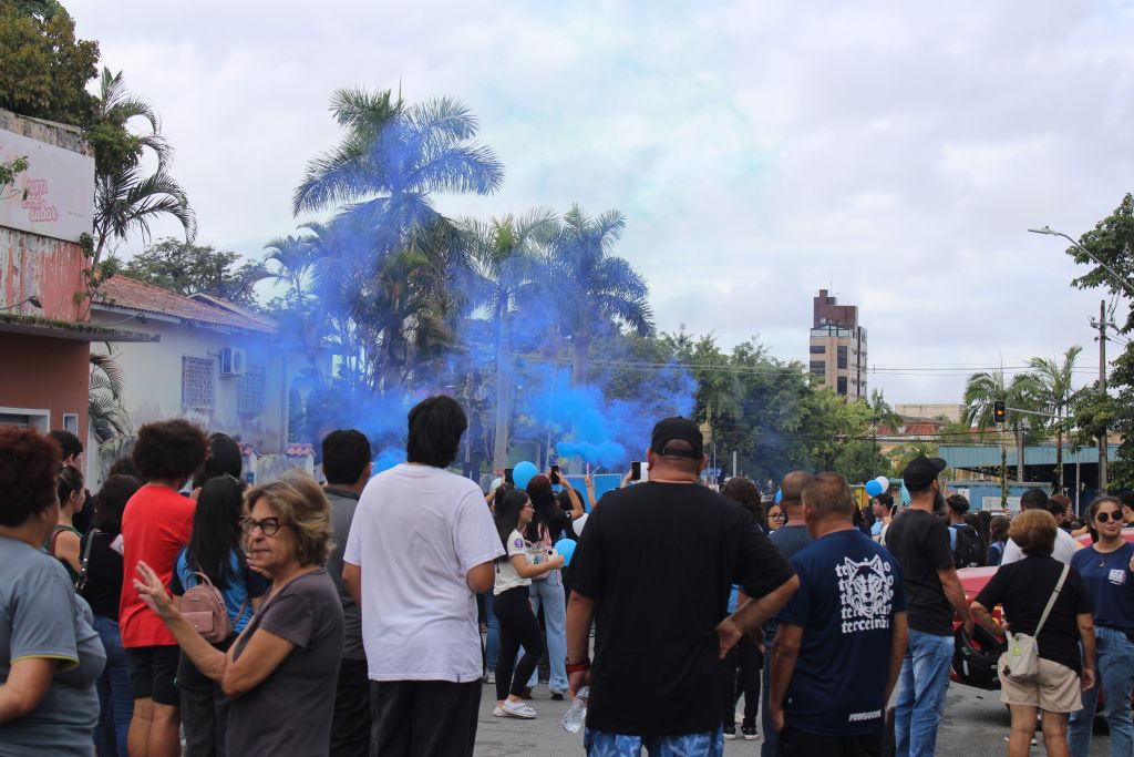 Após incêndio, alunos e professores prestam homenagem ao Instituto de Educação em Paranaguá 16 IMG 5645