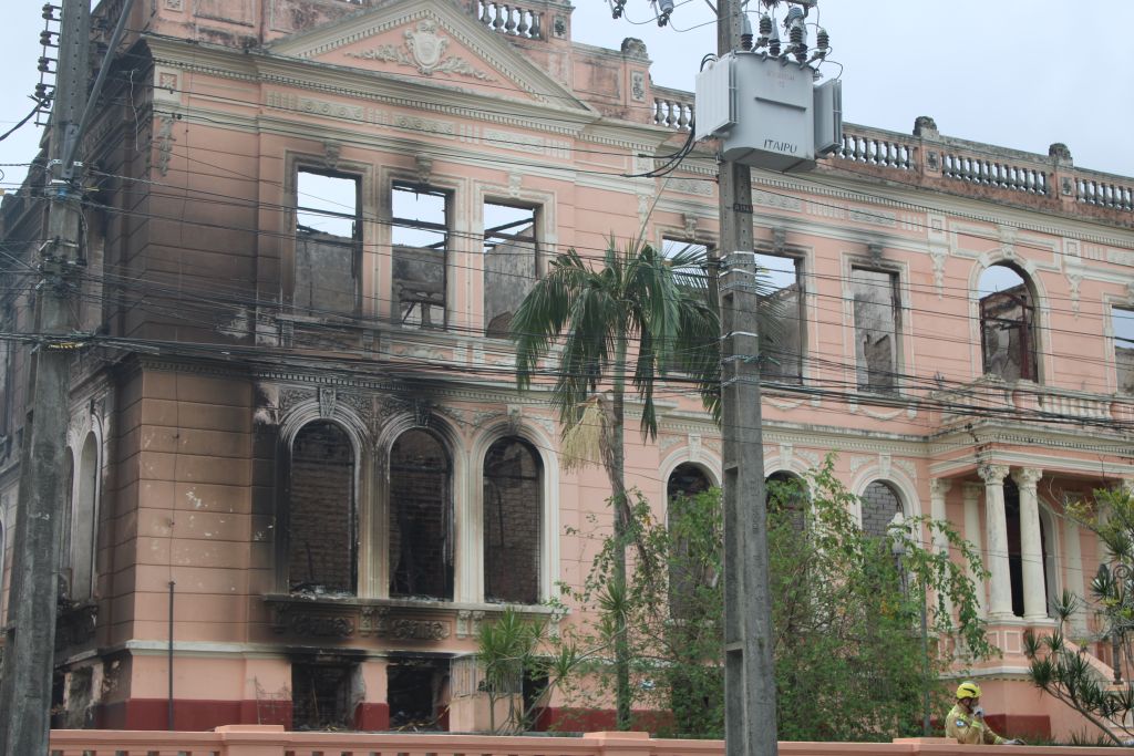 Após incêndio, alunos e professores prestam homenagem ao Instituto de Educação em Paranaguá 15 IMG 5651