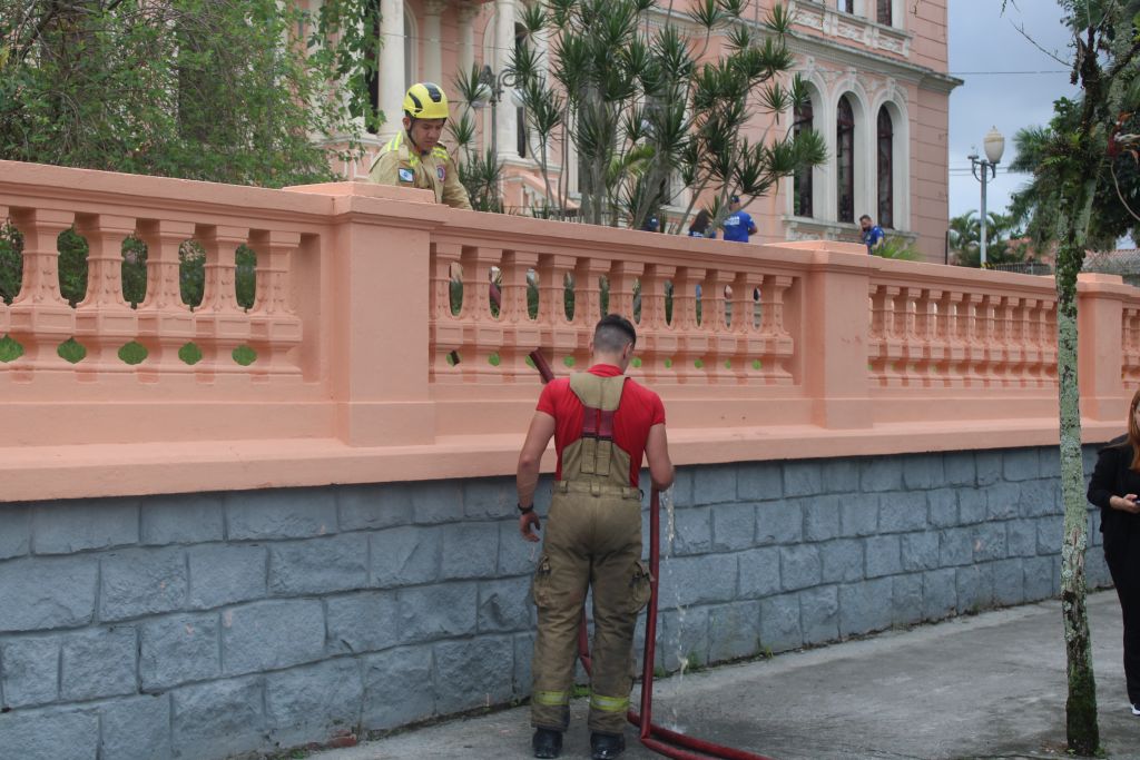 Após incêndio, alunos e professores prestam homenagem ao Instituto de Educação em Paranaguá 14 IMG 5652