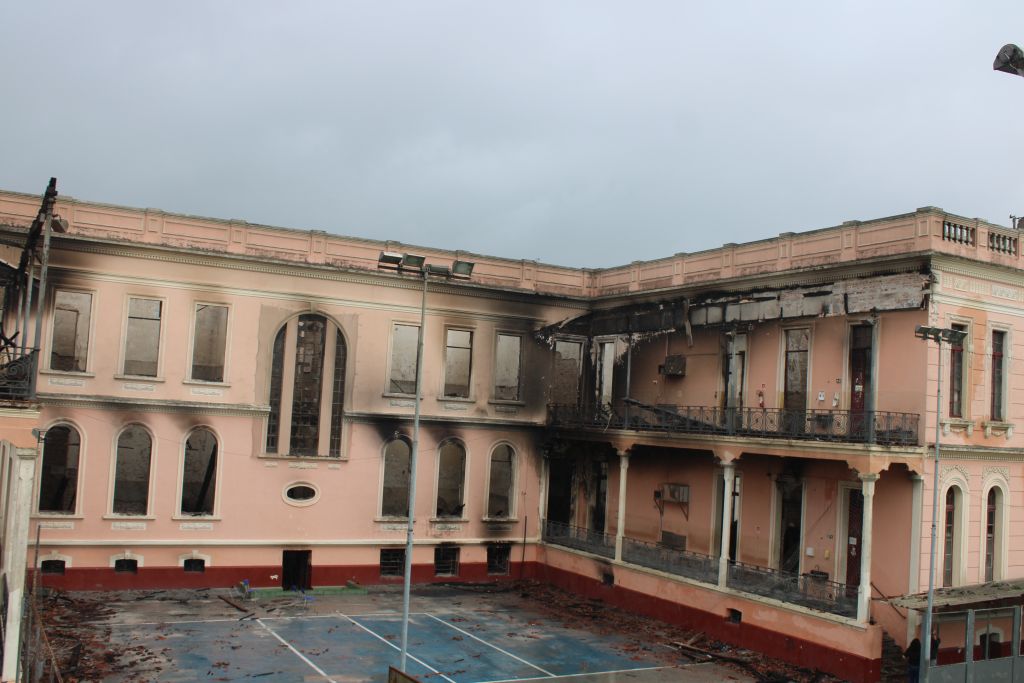 Após incêndio, alunos e professores prestam homenagem ao Instituto de Educação em Paranaguá 13 IMG 5671