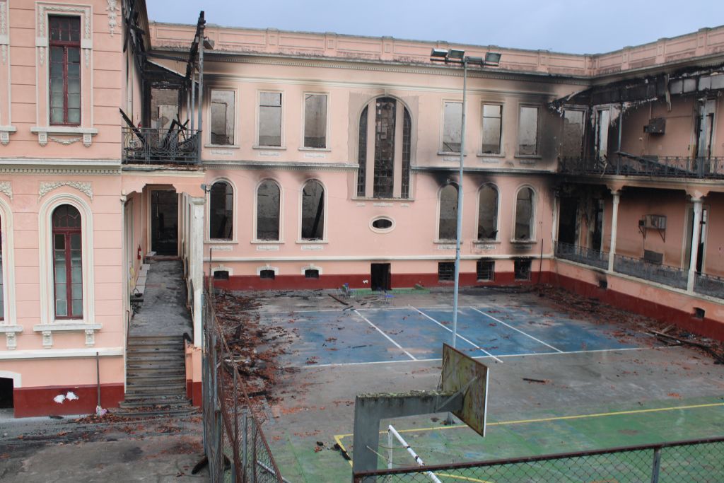 Após incêndio, alunos e professores prestam homenagem ao Instituto de Educação em Paranaguá 12 IMG 5673