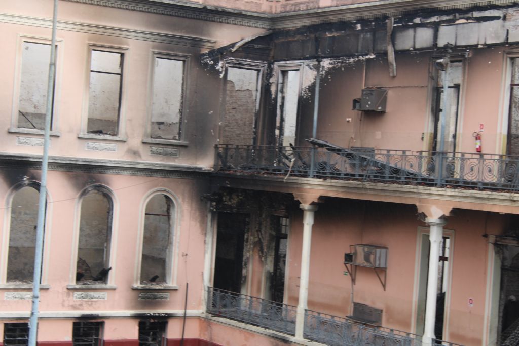 Após incêndio, alunos e professores prestam homenagem ao Instituto de Educação em Paranaguá 11 IMG 5681