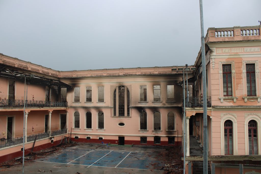 Após incêndio, alunos e professores prestam homenagem ao Instituto de Educação em Paranaguá 10 IMG 5682