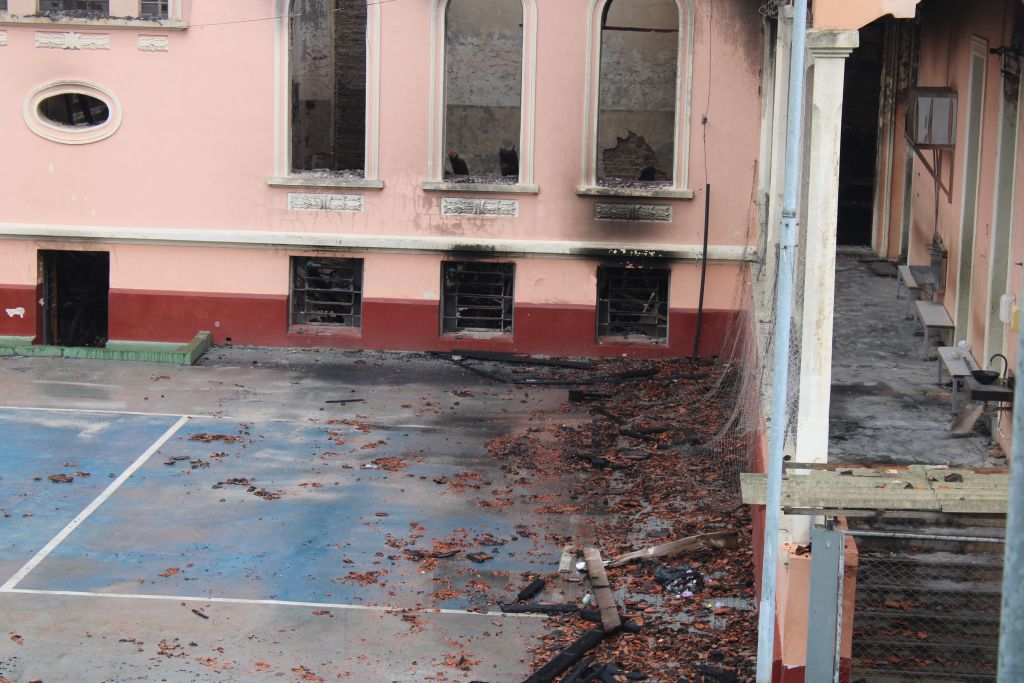 Após incêndio, alunos e professores prestam homenagem ao Instituto de Educação em Paranaguá 9 IMG 5685