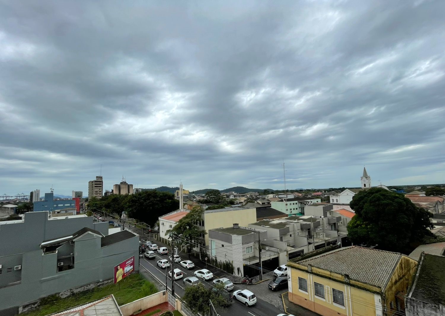 Chuva deve diminuir e há a possibilidade de sol na quinta-feira no litoral do Paraná 1 A partir da quinta-feira, 30, a previsão é de que o sol volte a aparecer nas regiões paranaenses (Foto: Folha do Litoral News)