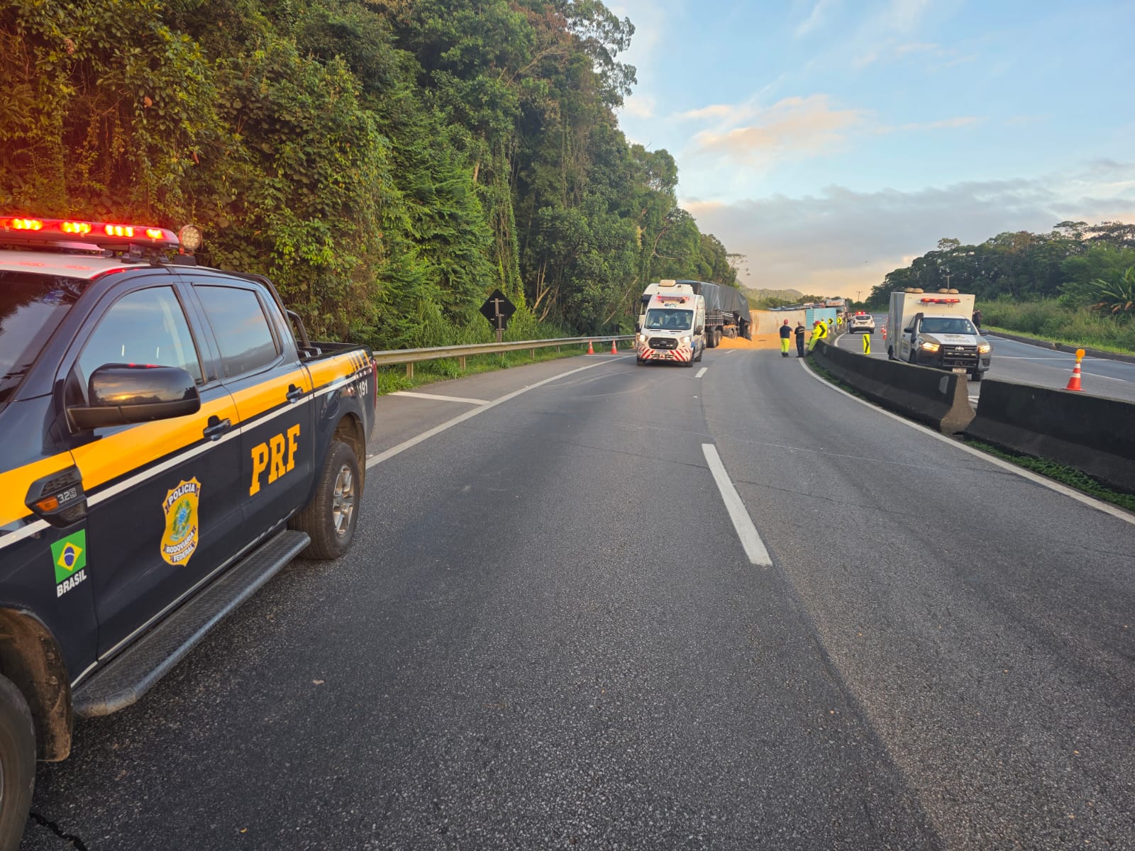 Identificado caminhoneiro que morreu em grave acidente na BR-277 em Morretes 1 O acidente aconteceu nas proximidades do km 38, da BR-277, trecho de serra, na cidade de Morretes (Foto: Agência PRF)