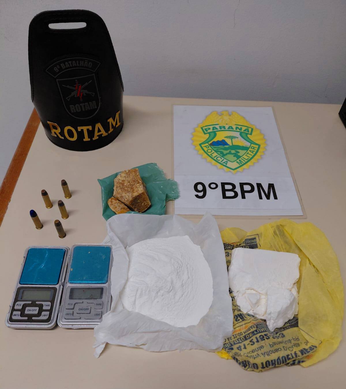 ROTAM encontra depósito de drogas e veículos roubados no Jardim Guaraituba em Paranaguá 1 Dentro da quitinete foram encontradas mais de meio quilo de cocaína, aproximadamente 115 gramas de crack, cinco munições intactas de calibre .38 e duas balanças de precisão