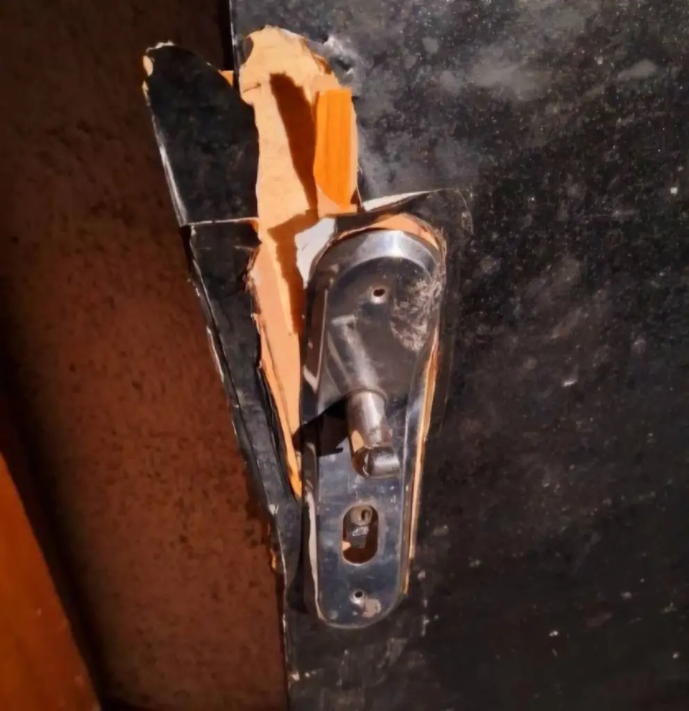 Para invadir o estabelecimento comercial e ter acesso ao salão principal, o indivíduo danificou uma porta do imóvel – Foto: GCM