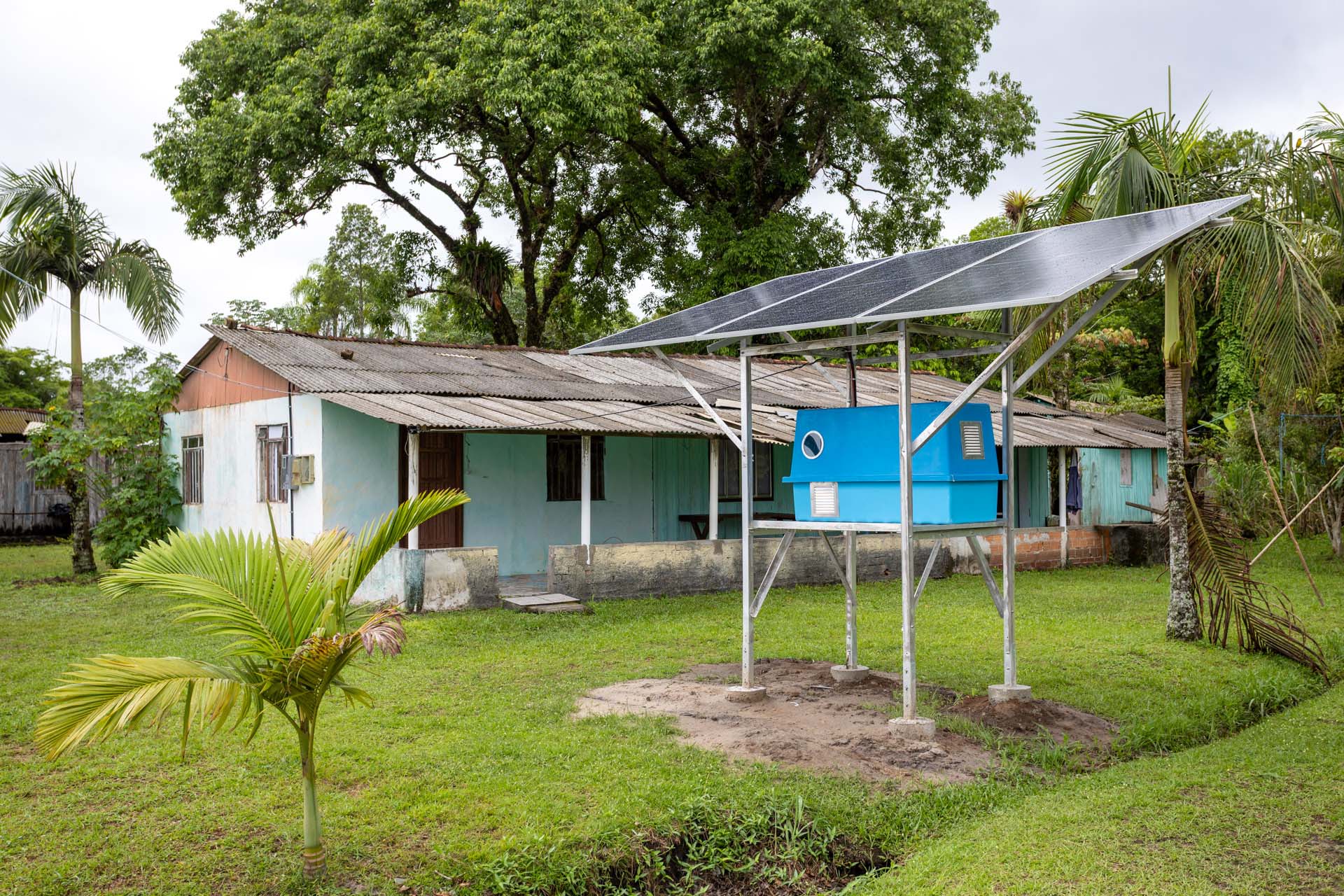Beneficiários de 11 comunidades insulanas estão sendo beneficiados com energia solar e baterias com autonomia de 48 horas para armazenar a energia (Foto: JP Gomes)