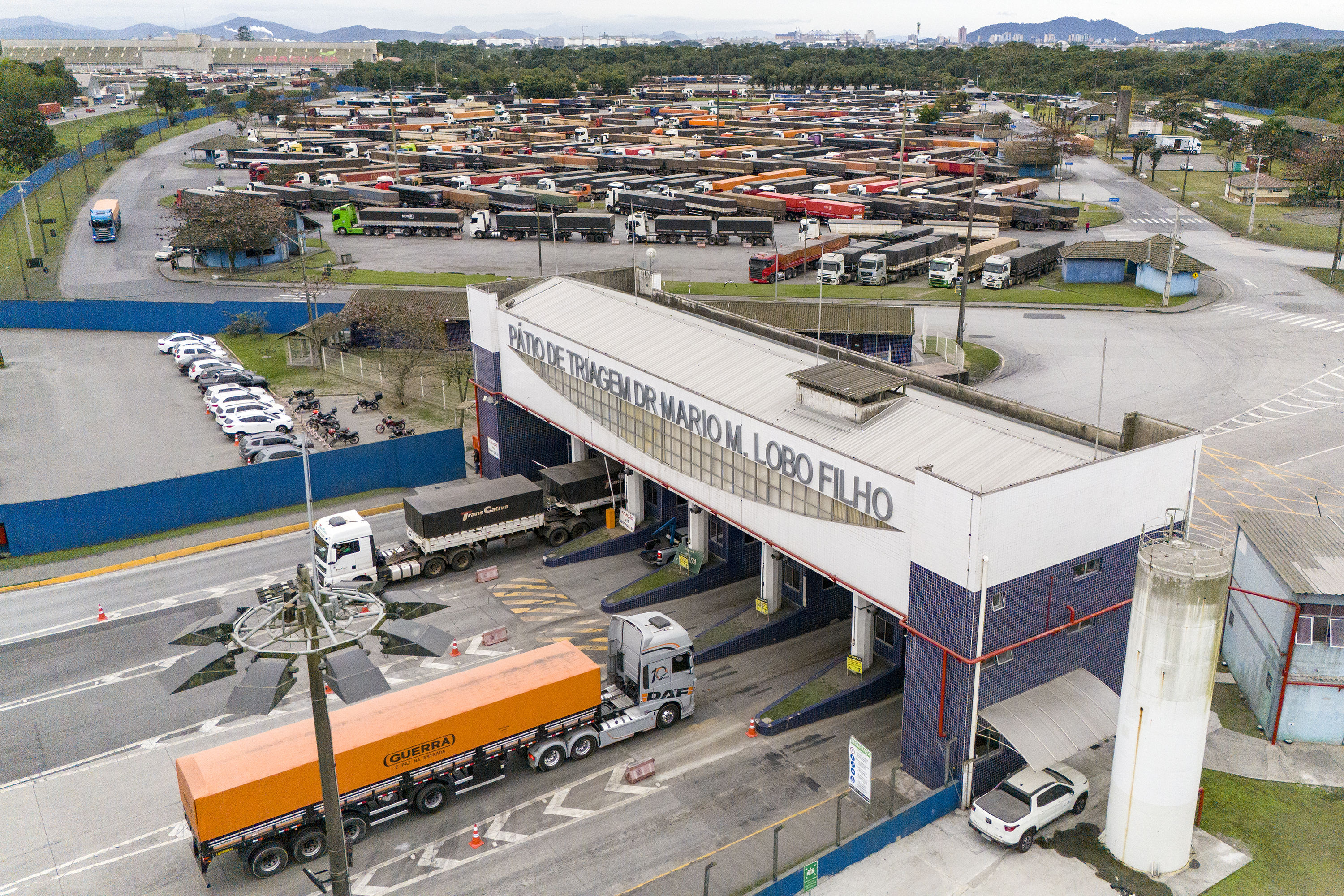 Portos do Paraná realiza ação alusiva ao "Maio Amarelo" nesta quarta-feira 1 "As equipes estarão no Pátio de Triagem da Portos do Paraná realizando orientações e oferecendo serviços aos caminhoneiros que passarem pelo local ao longo do dia", detalha a empresa pública (Foto: Claudio Neves/Portos do Paraná)