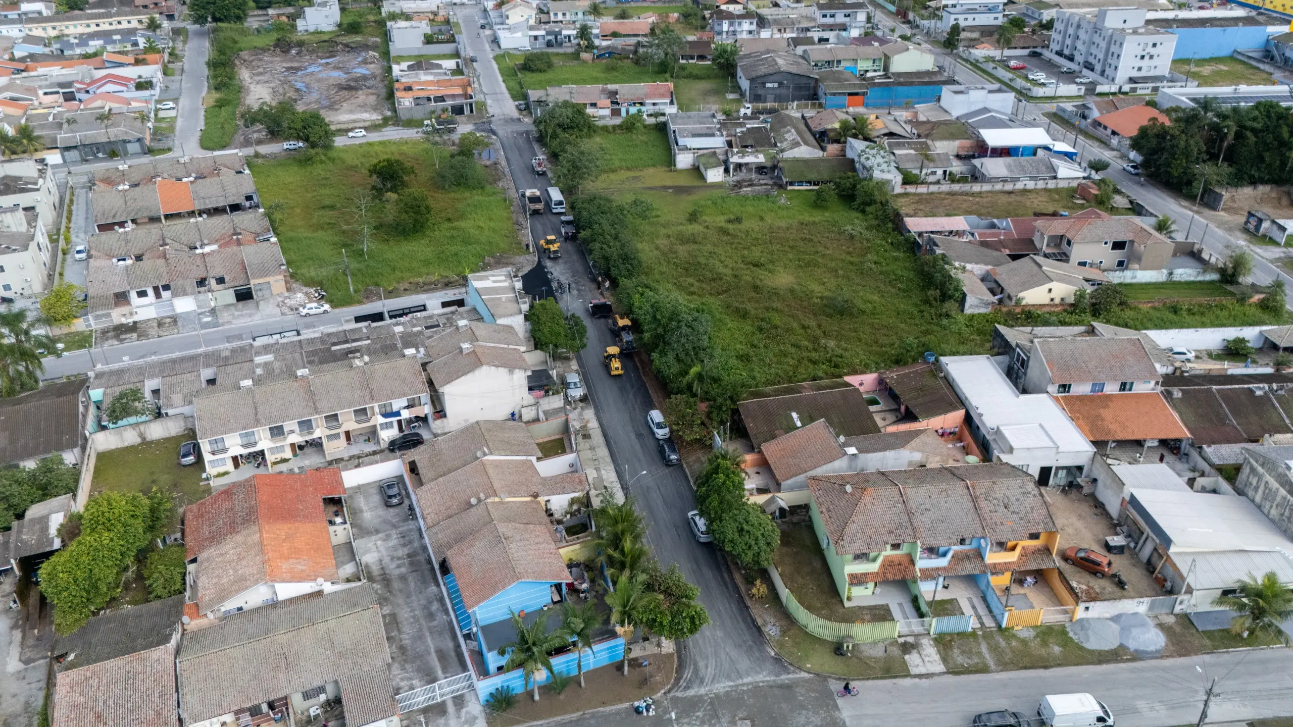 O trabalho priorizou inicialmente a drenagem da região, considerada crítica pelo acúmulo constante de água da chuva. Somente após a execução da infraestrutura subterrânea foi realizada a pavimentação das vias (Foto: Silvia Costa/Prefeitura de Paranaguá)