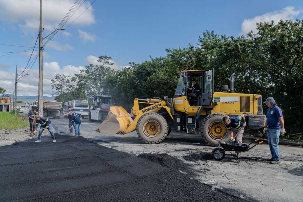 "Cuidamos do que está embaixo, que ninguém vê, acabando com os alagamentos e agora o asfalto chega para trazer dignidade e garantia de um bom pavimento para toda essa população”, afirma o prefeito Adriano Ramos (Foto: Silvia Costa/Prefeitura de Paranaguá)