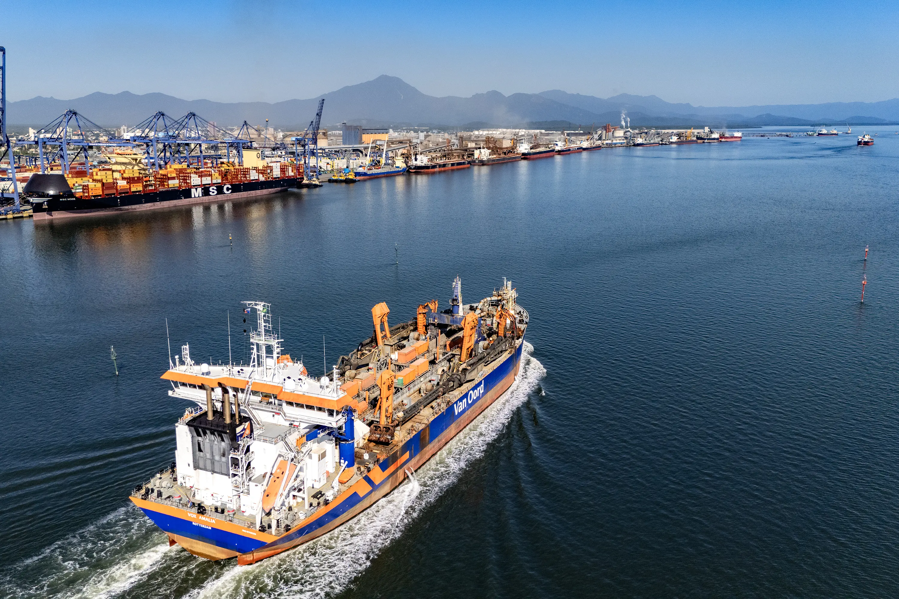 Dragagem é realizada pela draga Vox Amália, da empresa Van Oord, e deve ser concluída até o fim de junho (Foto: Portos do Paraná)