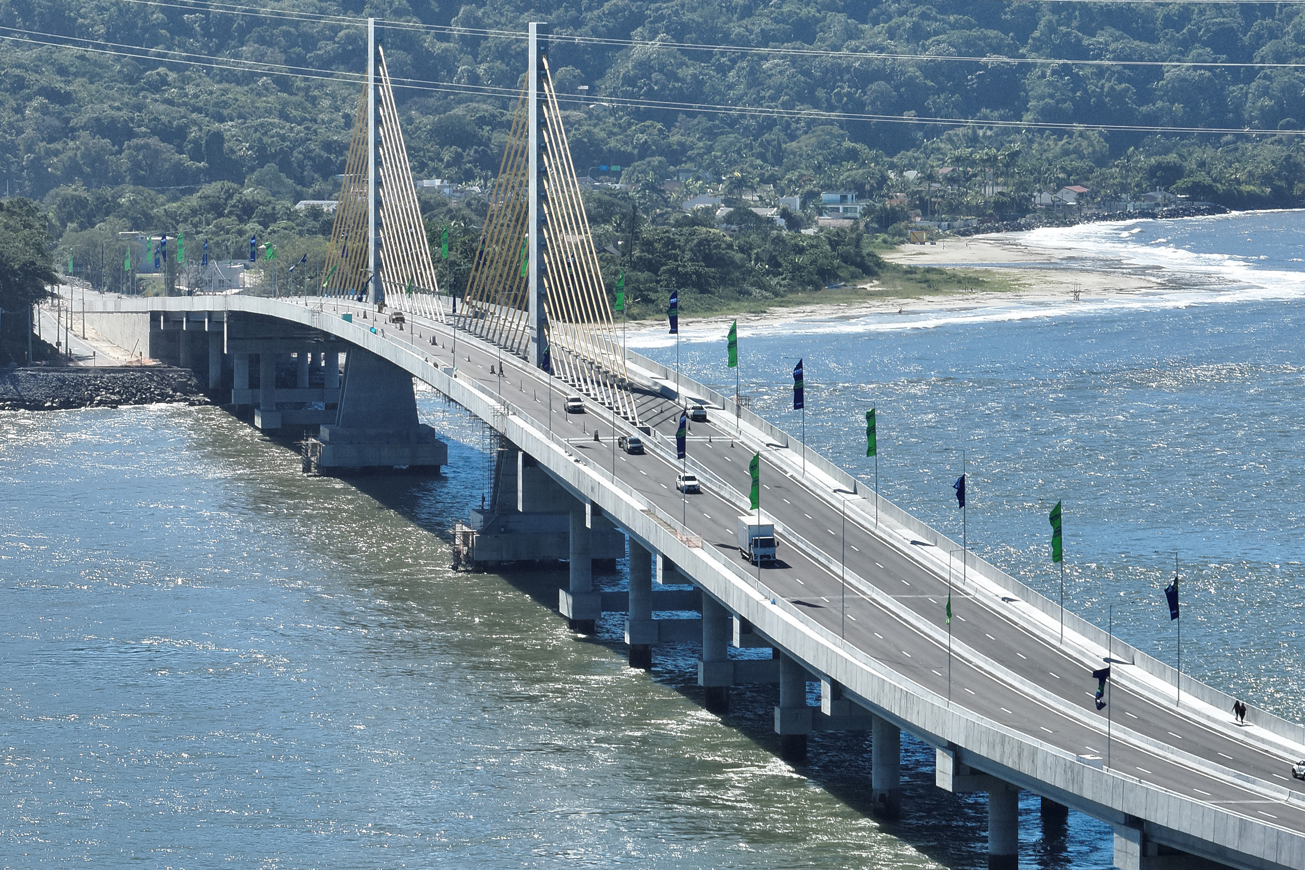 A "Ponte da Vitória" é um marco para Guaratuba, que anteriormente dependia do ferry boat ou do trajeto rodoviário a partir de Garuva para seu acesso rodoviário (Foto: Arnaldo Neto/AEN)