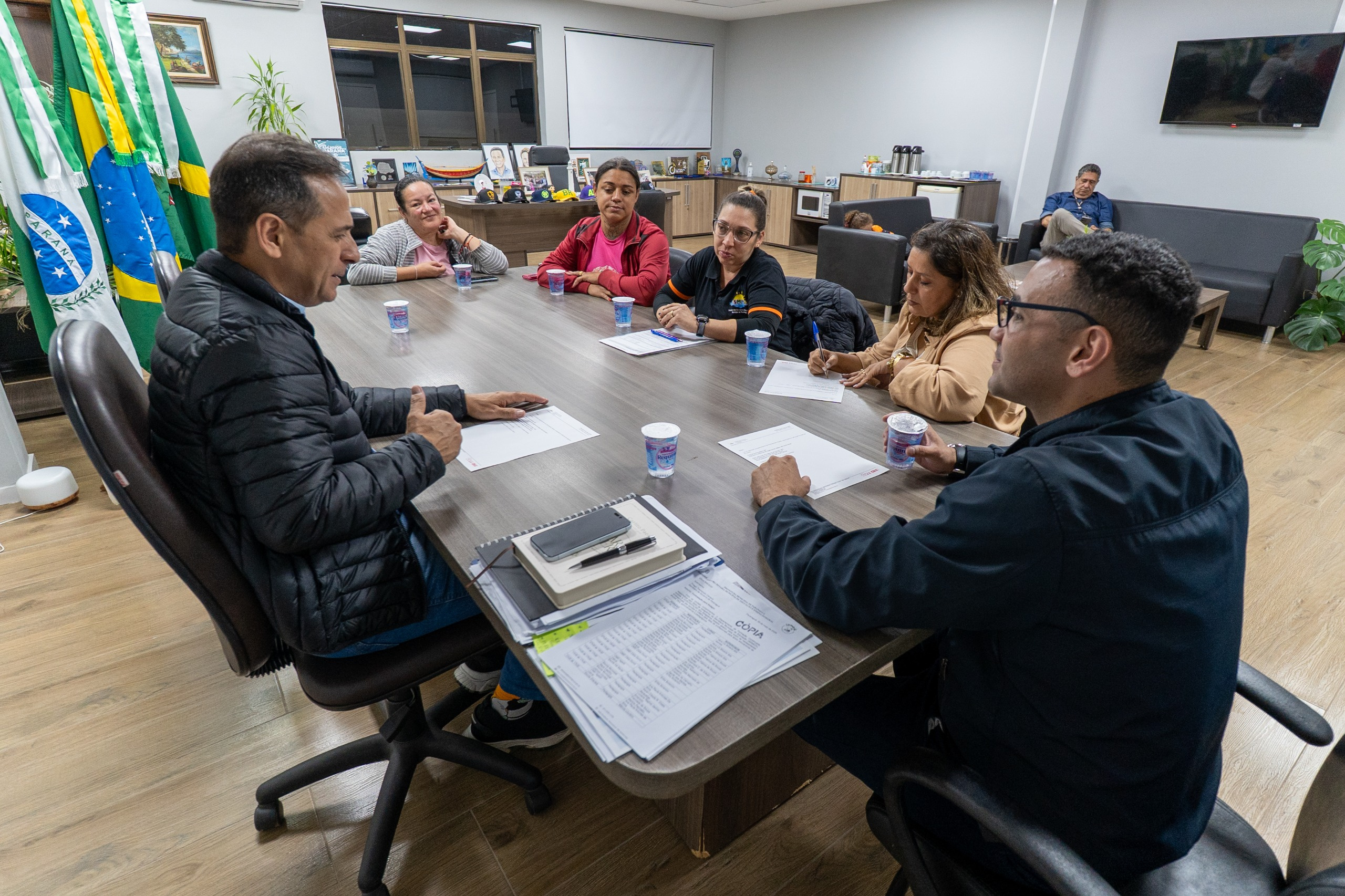 Reunião na quinta-feira, 21, teve a presença de representantes do Magistério acompanhados pela presidente do Sindicato dos Servidores do Magistério Municipal de Paranaguá (SISMMAP), Karoline Miranda do Rosário (Foto: Silvia Costa/Prefeitura de Paranaguá)
