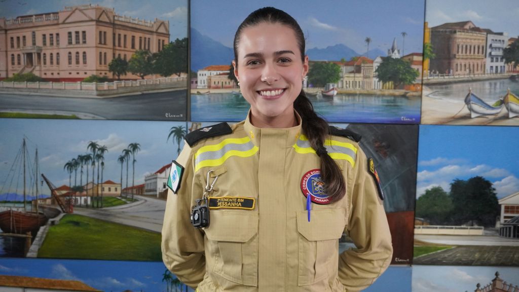 Comandante do 8.º BBM destaca integração com a sociedade e projeta avanços no litoral do Paraná 2 “Se aproximar da população por meio da imprensa é uma política que o comandante carrega no comando dele, pois sabemos que a imprensa é uma extensão da população”, afirma a tenente Pessanha, responsável pela Comunicação Social do 8.º BBM (Foto: Folha do Litoral News)