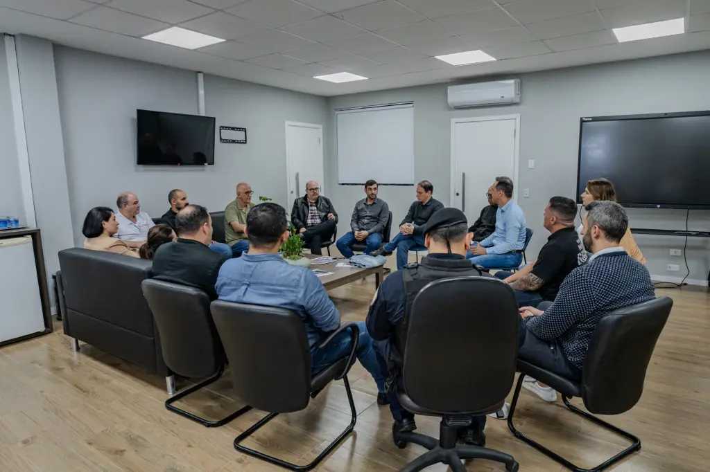 O prefeito também realizou agenda com empresários do comércio varejista da cidade para discutir medidas voltadas ao fortalecimento da economia local e à valorização do comércio no Centro Histórico (Foto: Silvia Costa/Prefeitura de Paranaguá)
