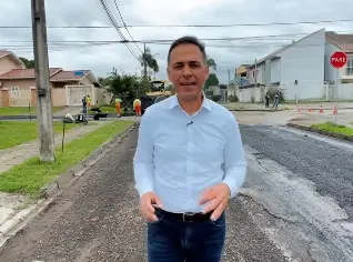 Prefeitura de Paranaguá anuncia obras de pavimentação asfáltica em ruas do Jardim Guaraituba 2 "Quem via essas ruas que estamos aplicando asfalto a quente, sabe a diferença que faz o trabalho que nós estamos fazendo por toda Paranaguá", ressalta o prefeito Adriano Ramos (Foto: Redes sociais/Adriano Ramos)