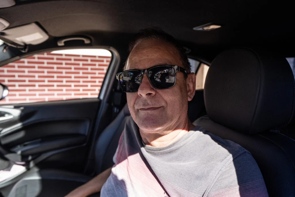 Artemio Rodrigues Mendes, taxista, destaca aumento das corridas e da qualidade de vida com a Ponte de Guaratuba (Foto: Arnaldo Neto/AEN)