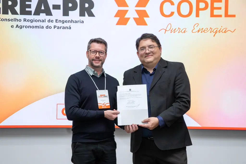 Diretor Comercial da Copel Julio Omori e o presidente do Crea PR Helder Nocko.jpg
