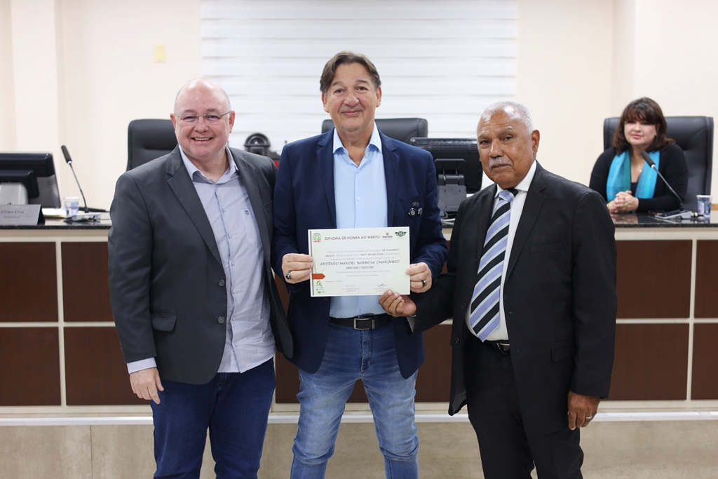 “Me senti muito honrado e muito feliz”, destacou o homenageado Antônio Maninho Barbosa (Foto: Câmara Municipal de Paranaguá)