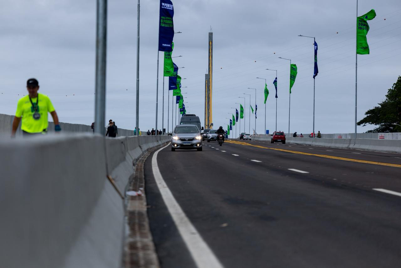 Por volta das 10h de domingo, após a MIP, a Ponte de Guaratuba teve o fluxo de veículos definitivamente liberado (Foto: Felipe Henschel/AEN)