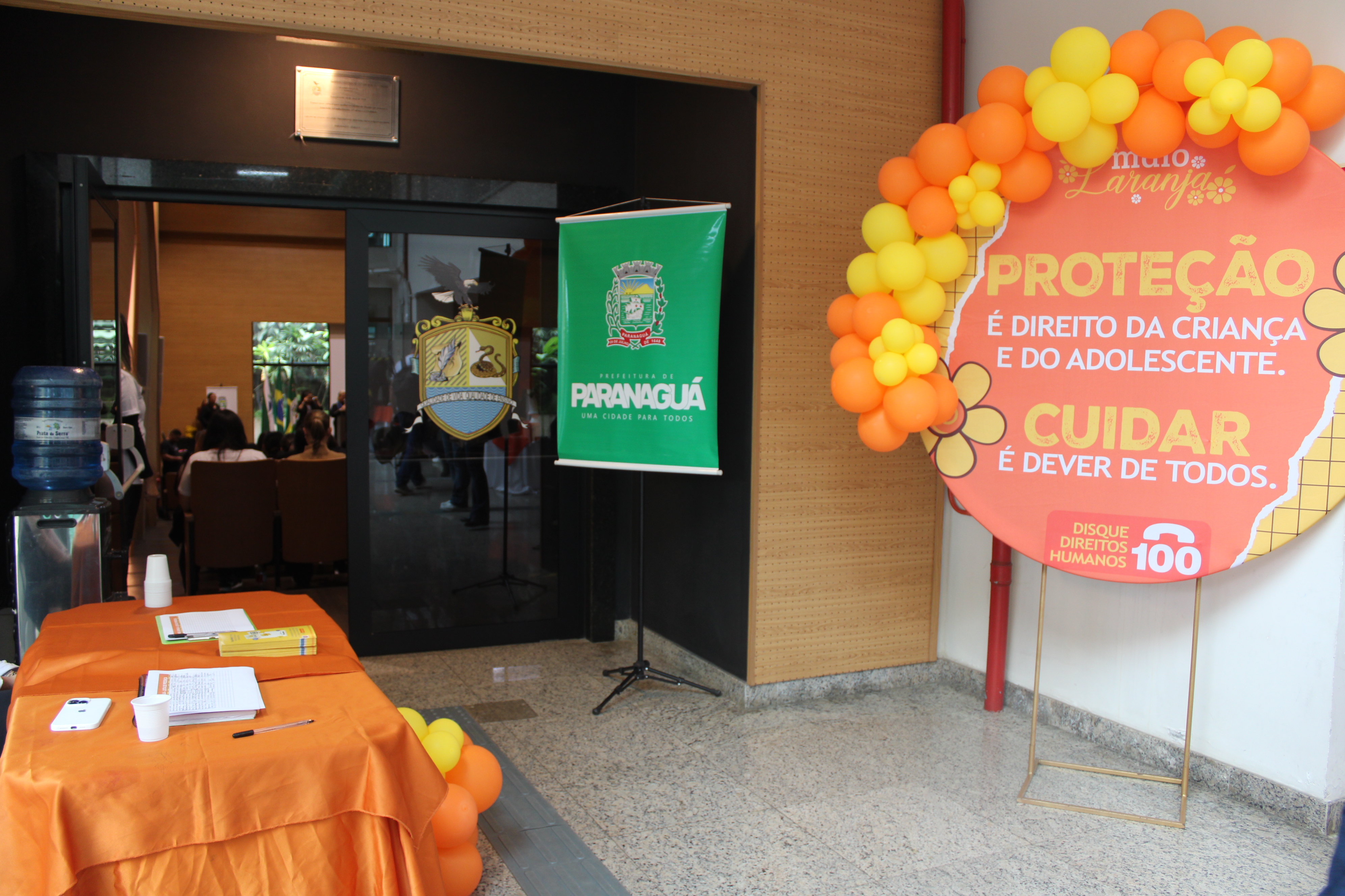 Com balanço positivo, Prefeitura de Paranaguá realiza encerramento oficial da programação do “Maio Laranja” 1 Evento reuniu autoridades, profissionais da Rede de Proteção e a comunidade em geral (Foto: Folha do Litoral News)